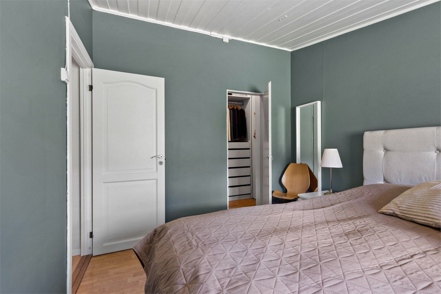 Boligen har 3 soverom. Hovedsoverommet har god plass til dobbeltseng med nattbord på hver side og har tilgang til eget omkledningsrom med god plass til garderoben.