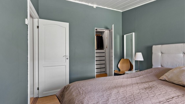 Boligen har 3 soverom. Hovedsoverommet har god plass til dobbeltseng med nattbord på hver side og har tilgang til eget omkledningsrom med god plass til garderoben.