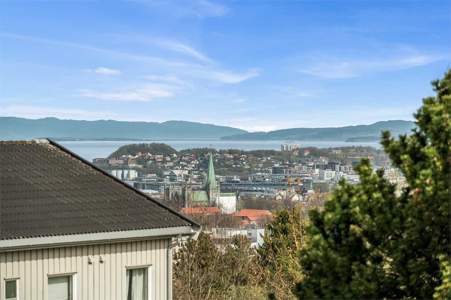 Utsiktsbildene er tatt fra stillas i høyde tilsvarende taknivå, som illustrerer utsikten fra en tenkt andre etasje ved et eventuelt tilbygg/nybygg.