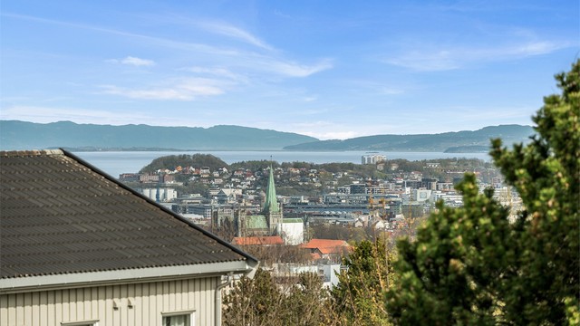 Utsiktsbildene er tatt fra stillas i høyde tilsvarende taknivå, som illustrerer utsikten fra en tenkt andre etasje ved et eventuelt tilbygg/nybygg.