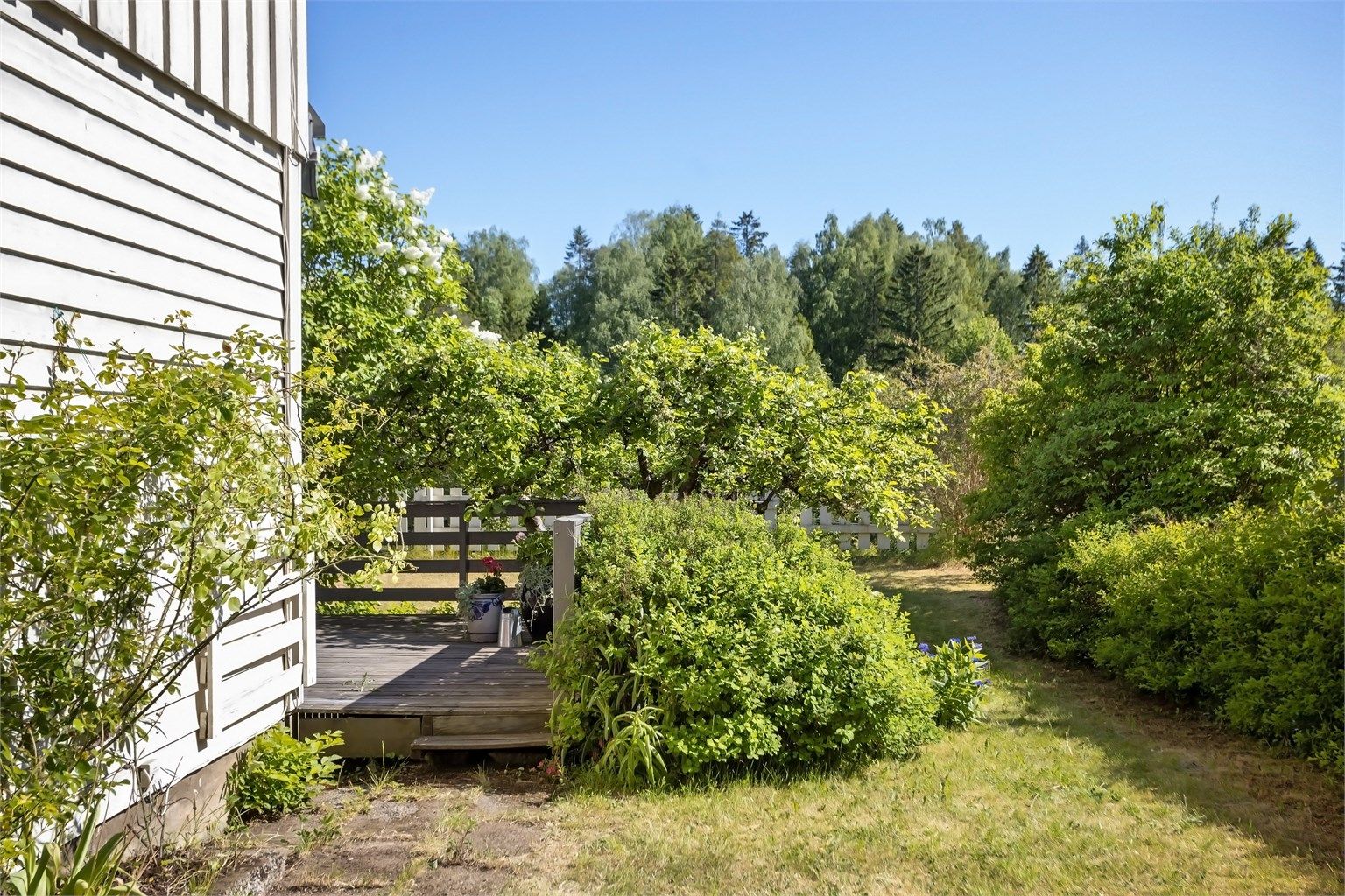 Eiendommen ligger meget fint til på Gjettum i et etablert og populært område med kort vei til skoler, barnehager, butikker, natur og fritidsaktiviteter