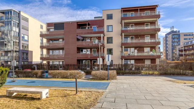 Etablert og barnevennlig område med flere lekeplasser i umiddelbar nærhet.