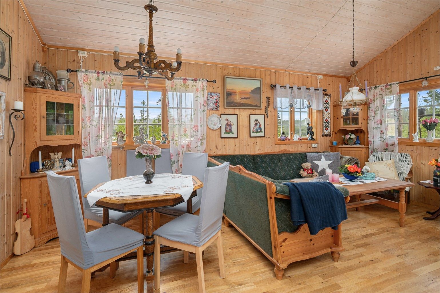 Den åpne oppholdsavdelingen gir god plass til både sofagruppe og spisebord, perfekt for sosiale hyttedager med familie og venner.