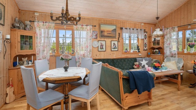 Den åpne oppholdsavdelingen gir god plass til både sofagruppe og spisebord, perfekt for sosiale hyttedager med familie og venner.