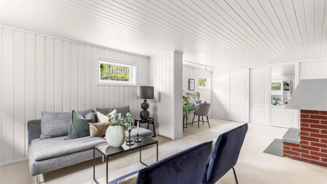 Malt panel på vegger og i tak gir en lys og trivelig kjellerstue.