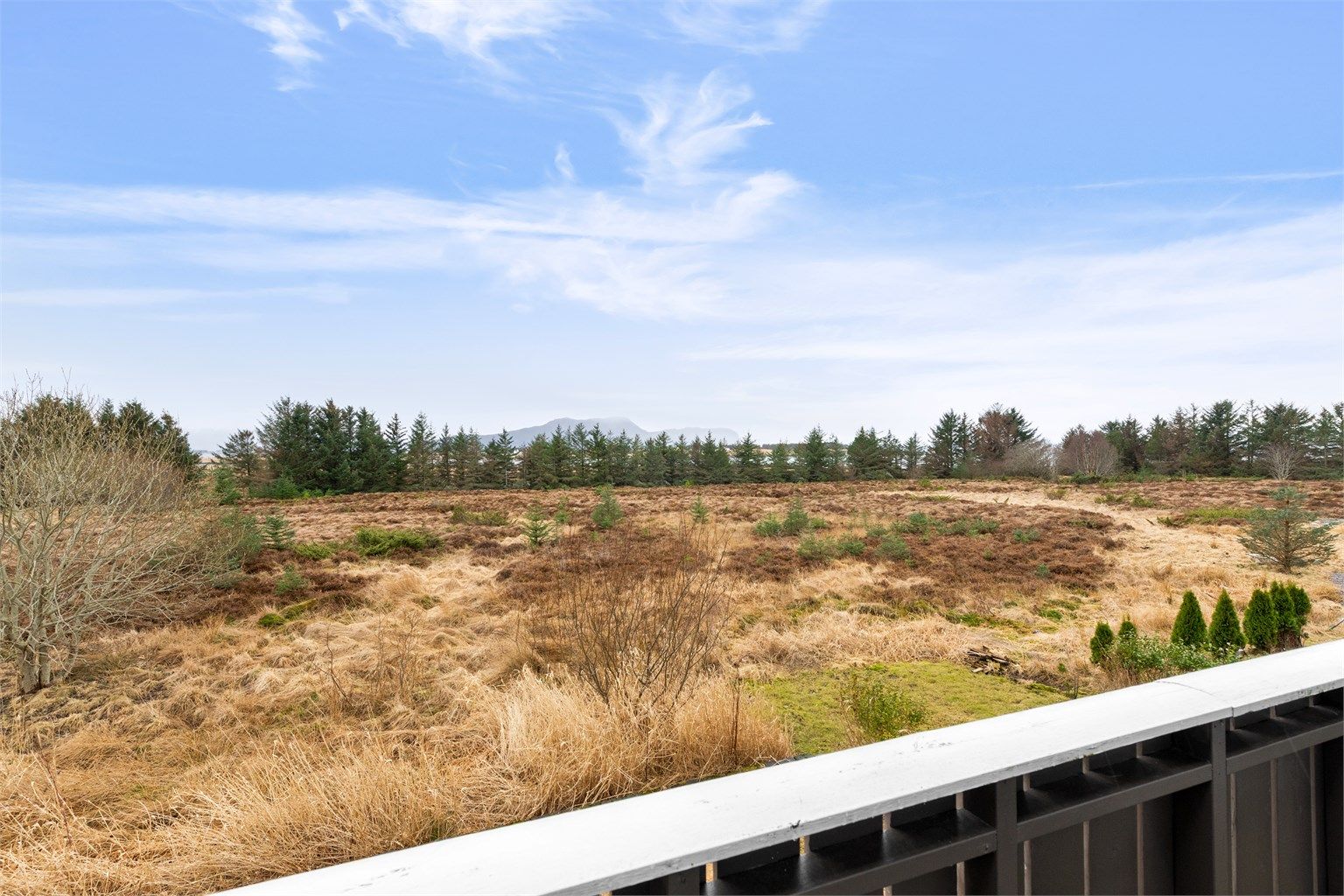 Beliggende i et rolig nabolag med godt naboskap og gode solforhold er noe av det selger trekker frem som det mest positive med eiendommen