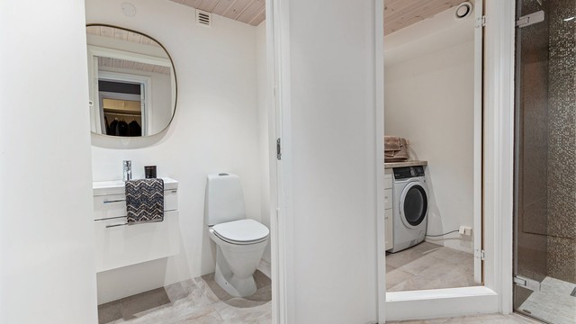 I tilknytning til badet ligger et separat toalettrom og adkomst til vaskerommet.