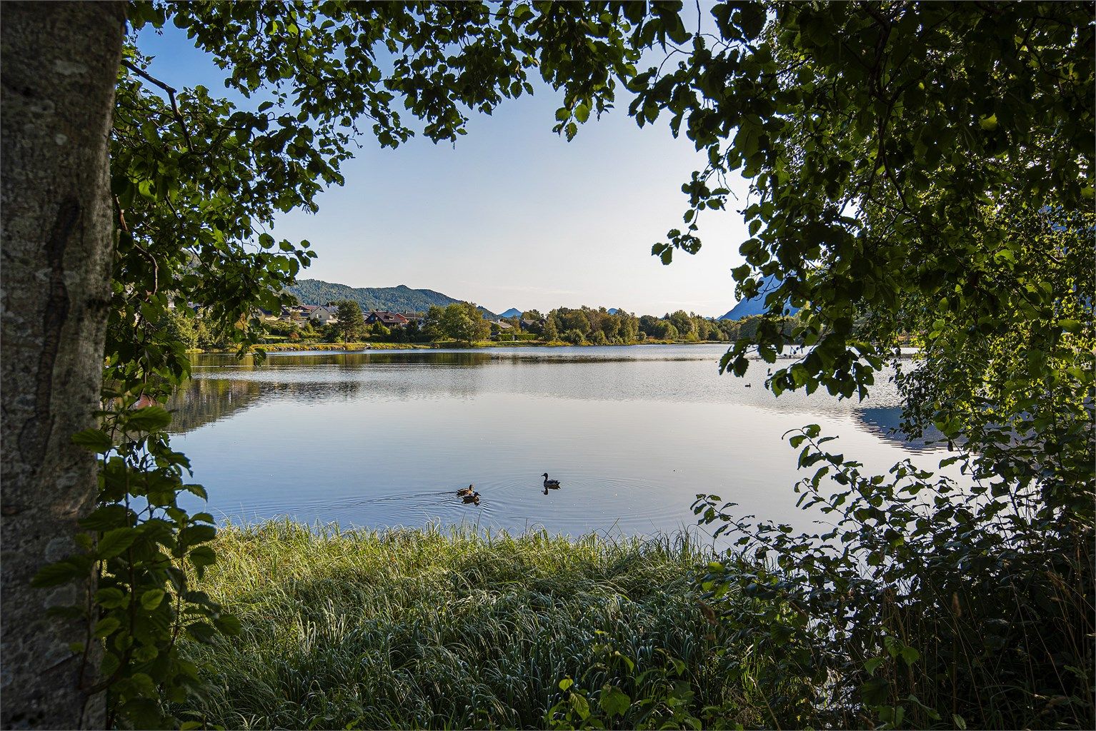 Kort vei til flotte turområder og rekreasjonsmuligheter i naturskjønne omgivelser - her fra Lillevannet som ligger i gangavstand fra eiendommen 