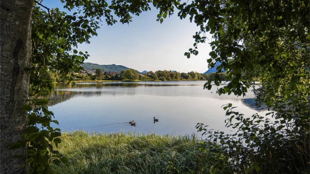 Kort vei til flotte turområder og rekreasjonsmuligheter i naturskjønne omgivelser - her fra Lillevannet som ligger i gangavstand fra eiendommen