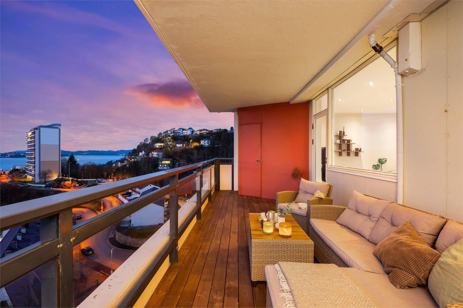 Usjenert og vestvendt balkong på hele 17 kvm med en helt vanvittig utsikt. Praktisk bod i enden for oppbevaring av puter og diverse. 