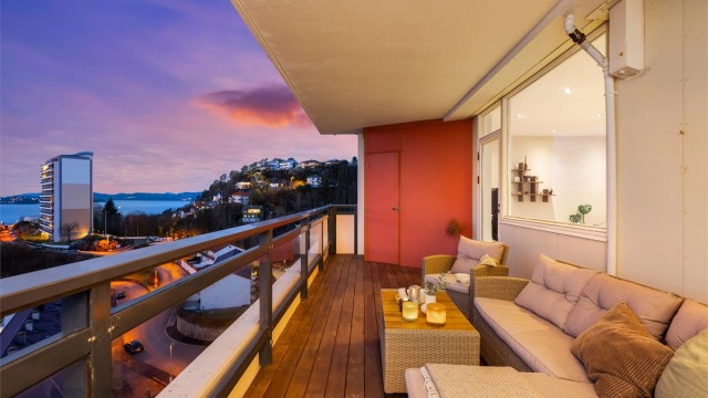 Usjenert og vestvendt balkong på hele 17 kvm med en helt vanvittig utsikt. Praktisk bod i enden for oppbevaring av puter og diverse.