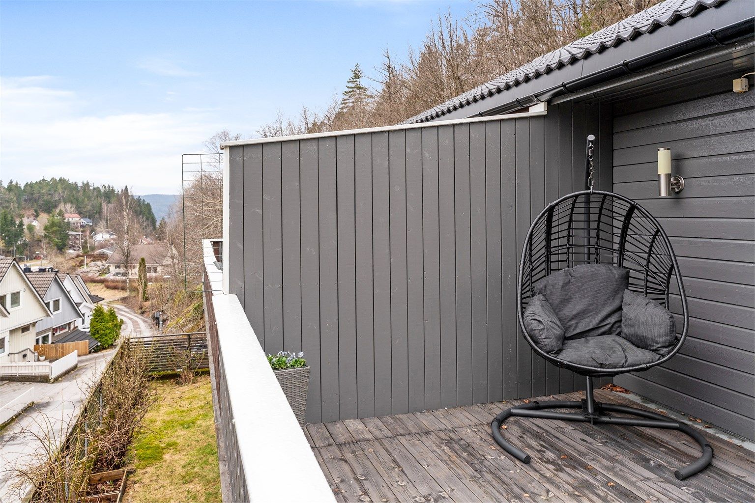 Boligen ligger luftig til innerst i boligfeltet og her får du en luftig og flott beliggenhet. 