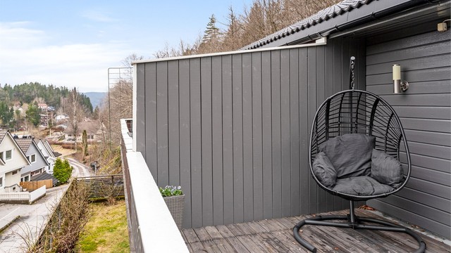 Boligen ligger luftig til innerst i boligfeltet og her får du en luftig og flott beliggenhet.