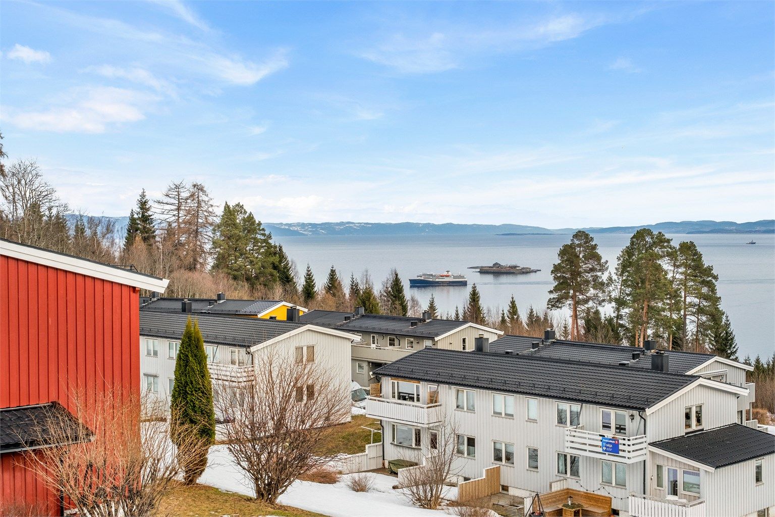 Daglige gjøremål kan enkelt løses i nærområdet, med dagligvarebutikker, treningssentre som 3T og EasyFit, samt servicetilbud i Ila, Ilsvika og på Byåsen. I nærområdet er det kort vei til både barnehager og skoler.