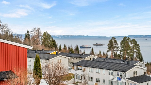 Daglige gjøremål kan enkelt løses i nærområdet, med dagligvarebutikker, treningssentre som 3T og EasyFit, samt servicetilbud i Ila, Ilsvika og på Byåsen. I nærområdet er det kort vei til både barnehager og skoler.