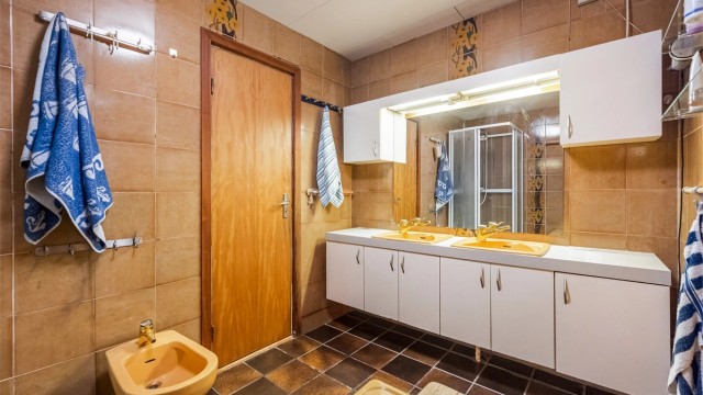 Flislagt bad med dobbel servant, gulvvarme og bidé. Badet er utvidet ved å ta i bruk noe areal fra det ene soverommet. Rommet er gitt tilstandsgrad 3 (TG3) i tilstandsrapporten.
