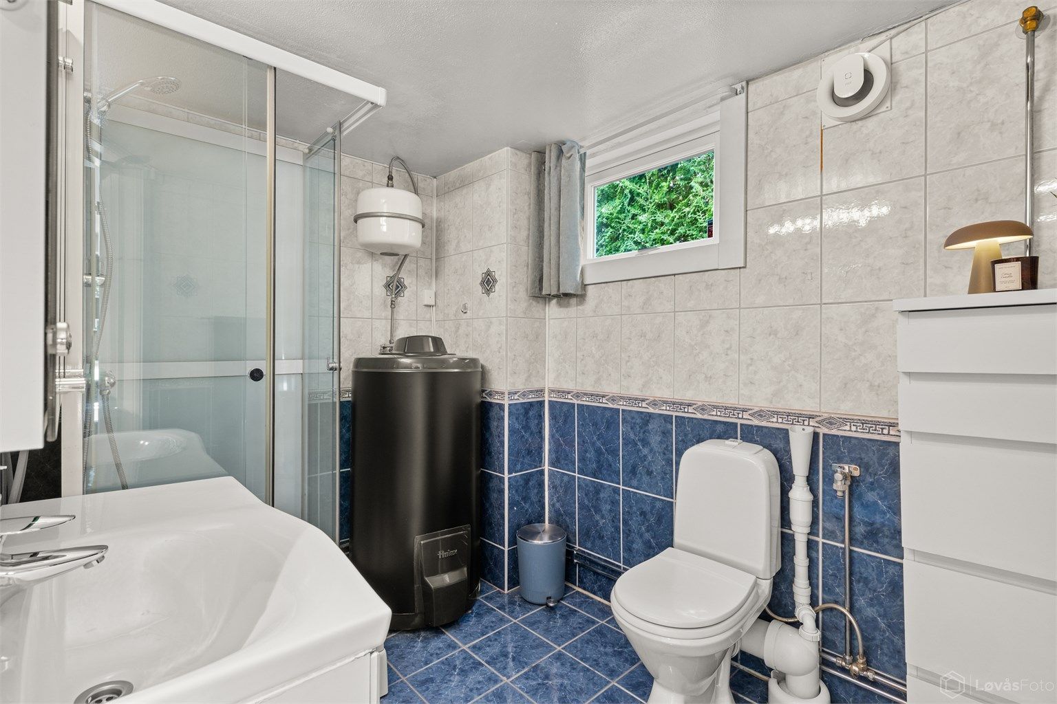 Flislagt bad med varmekabler (badet antas å være fra omkring 90-tallet). Opplegg for vaskemaskin også her