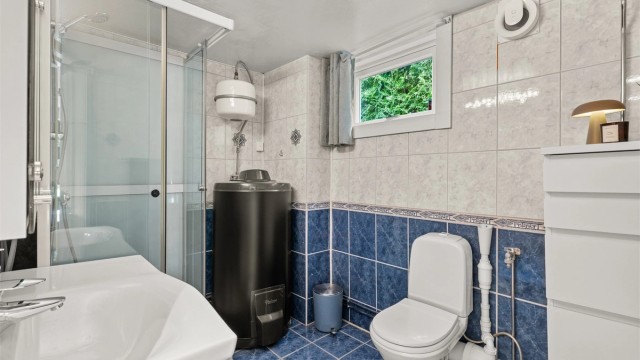 Flislagt bad med varmekabler (badet antas å være fra omkring 90-tallet). Opplegg for vaskemaskin også her