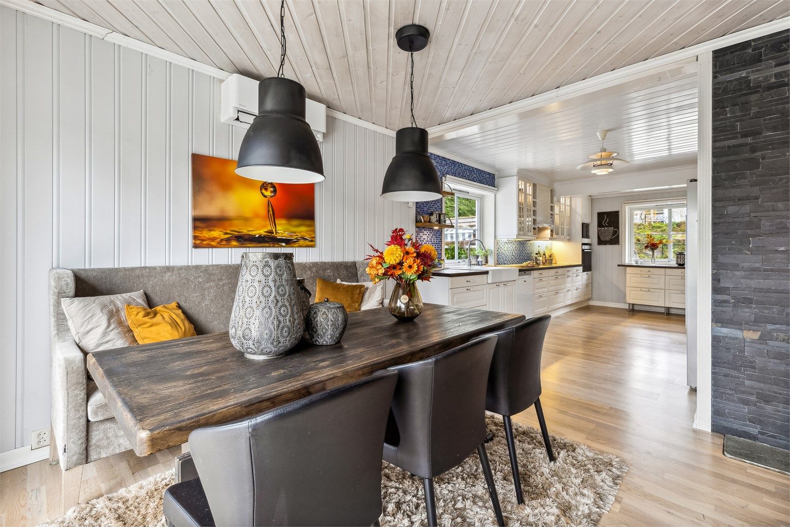 Spisestuen har en sosial tilknytning til kjøkkenet som innbyr til sosialt samvær med familie og venner