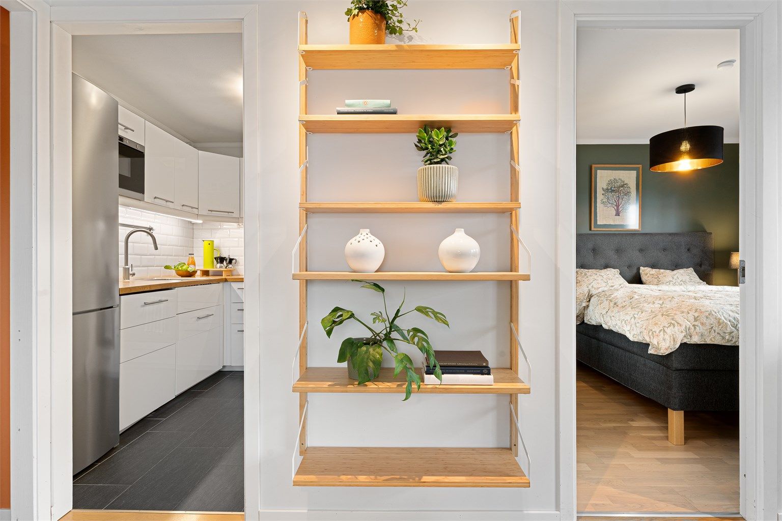 Gjennomtenkte siktlinjer binder rommene sammen og skaper en helhetlig følelse i leiligheten.