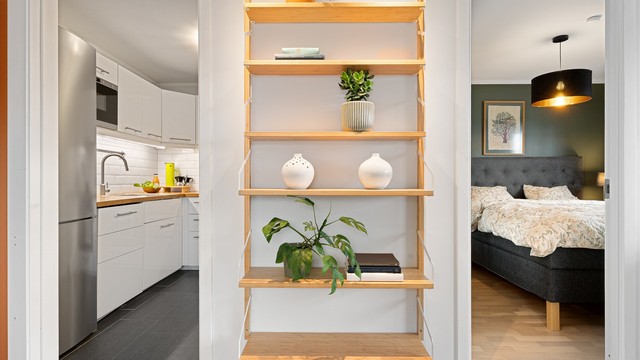 Gjennomtenkte siktlinjer binder rommene sammen og skaper en helhetlig følelse i leiligheten.