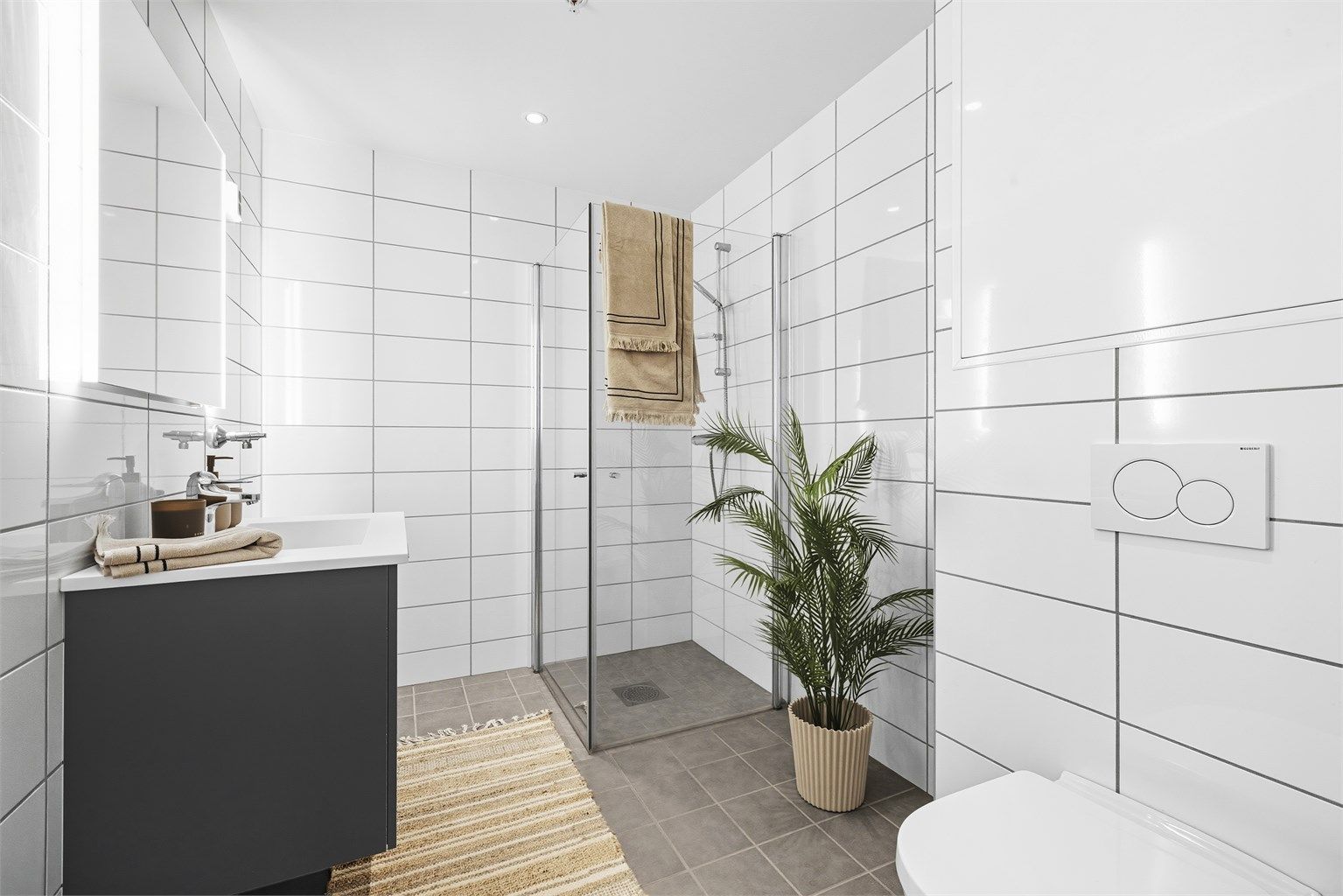 Flislagt baderom med opplegg for vaskemaskin. 