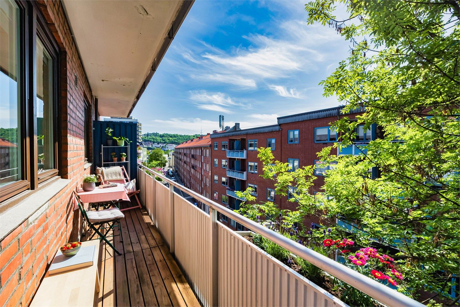 Utgang til sørvestvendt balkong på hele 6 m² fra stuen.