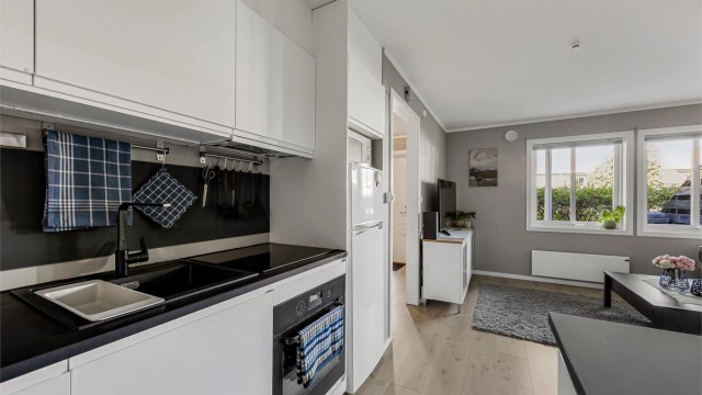 Kjøkkeninnredning fra 2020 med glatte fronter og laminatbenkeplate.