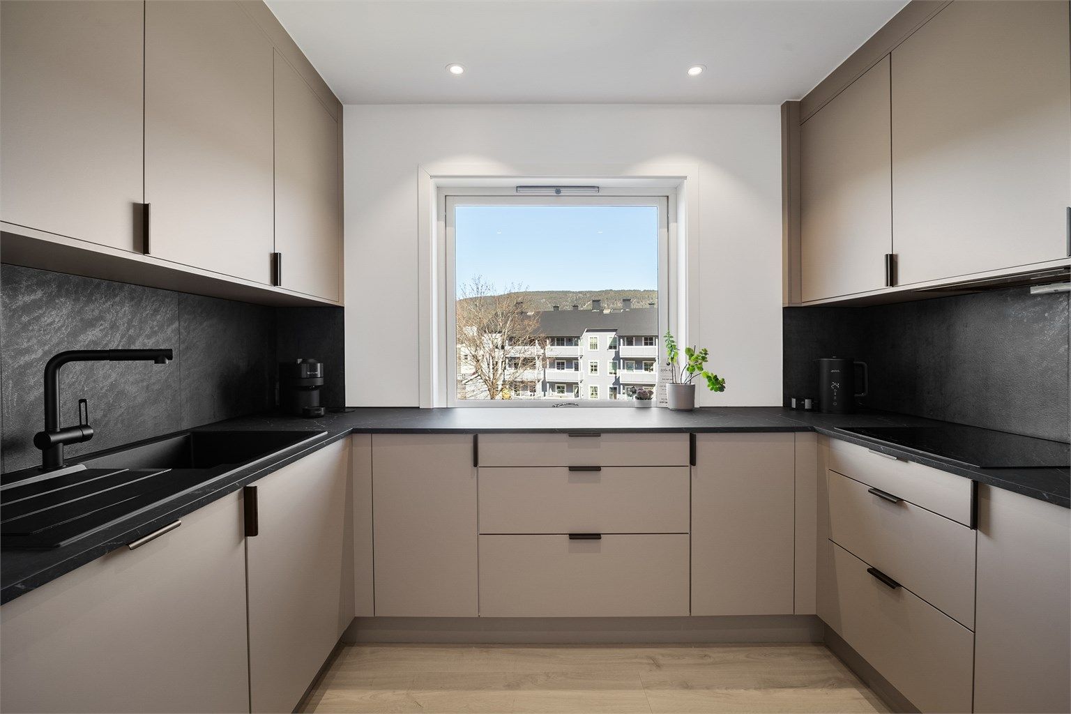 Stilren kjøkkeninnredning fra Norema med glatte fronter fra 2024