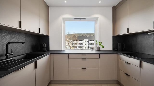 Stilren kjøkkeninnredning fra Norema med glatte fronter fra 2024