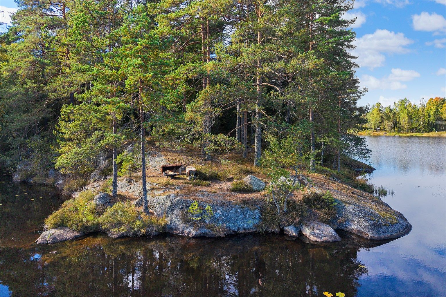 Det private neset er innredet med bålplass og benker rett ved vannet.