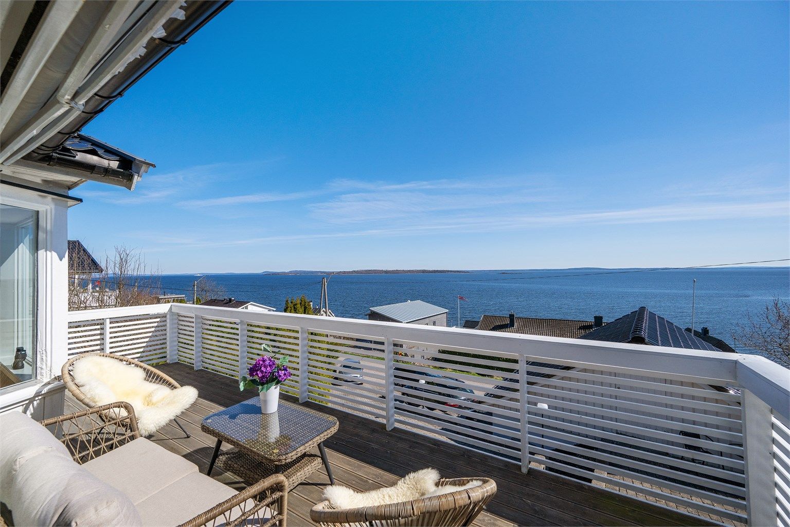 Fra balkongen har du en vidstrakt utsikt over fjorden.