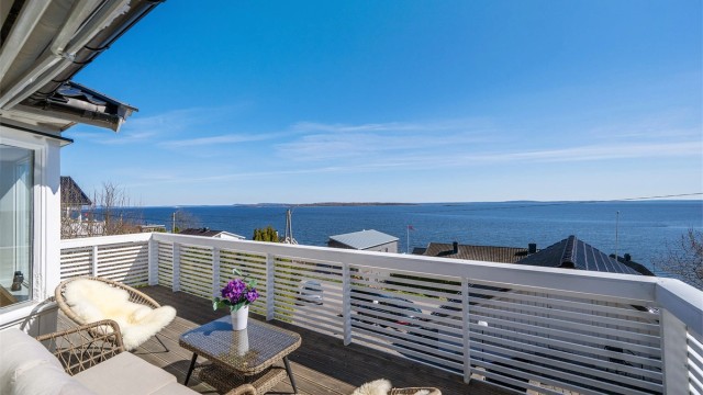Fra balkongen har du en vidstrakt utsikt over fjorden.