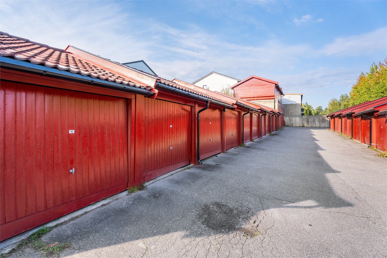 Fast garasjeplass i felles garasjerekke med mulighet for å montere elbil-lader.