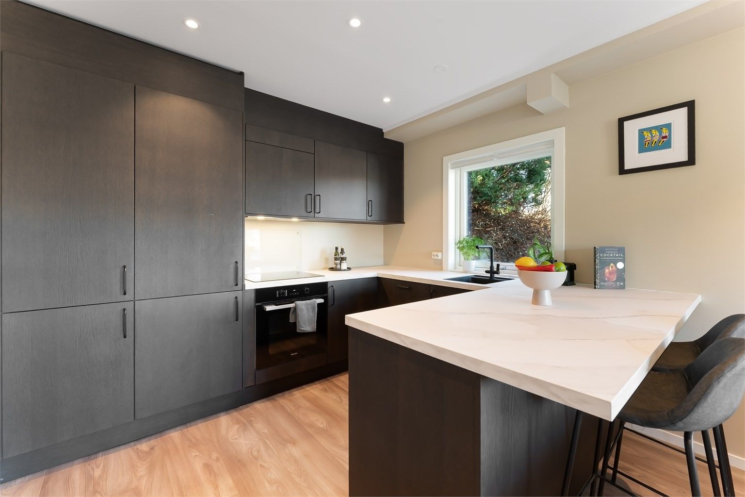 Moderne kjøkken fra 2025 med åpen løsning mot stue