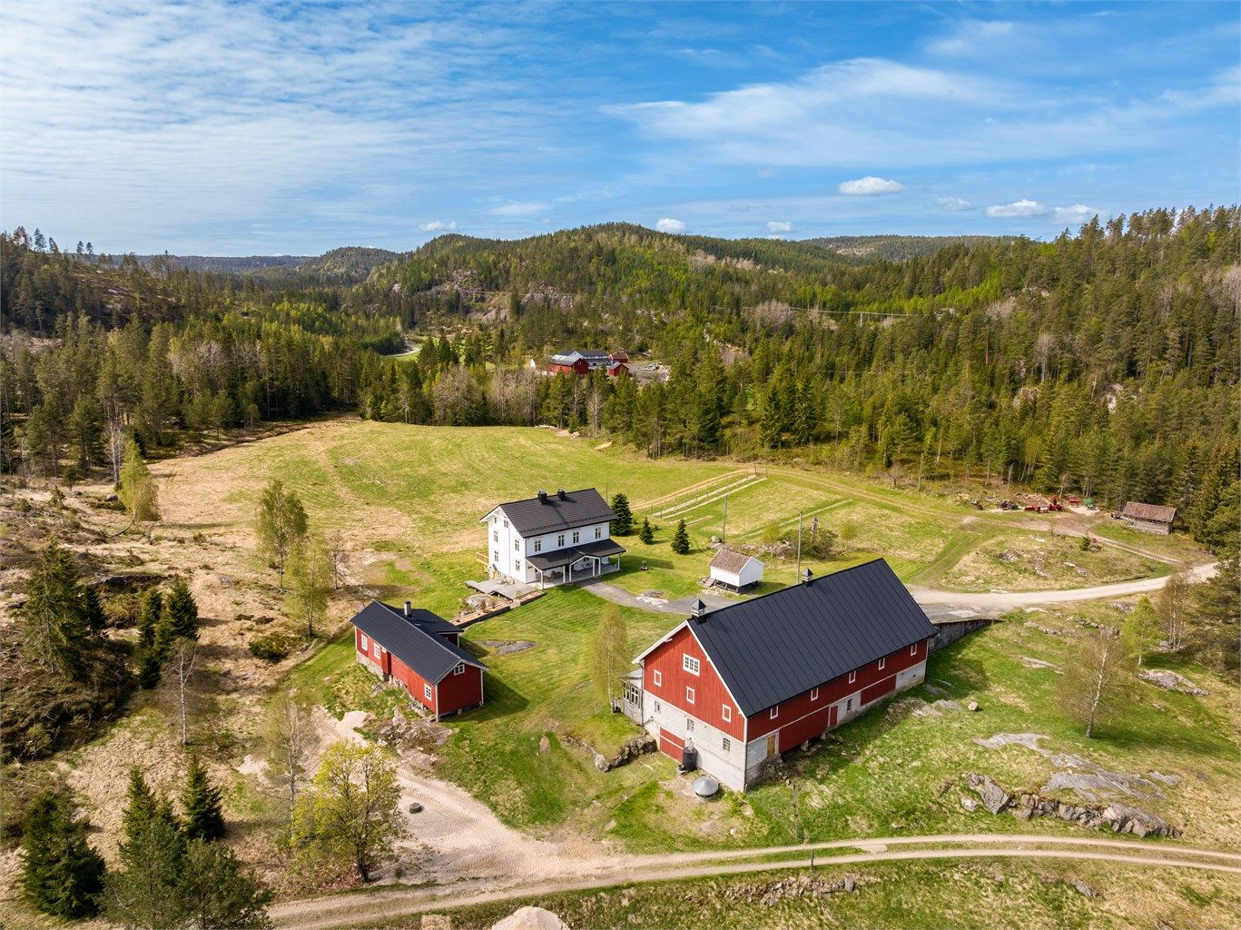 Moripen 300 - Her bor man med god avstand til nærmeste nabo. Naturskjønne omgivelser tett på dyrelivet og vakre turområder rett utenfor døren. En sjeldent vakker og gjennomført klassisk landbrukseiendom med rik historie, sjel og moderne komfort. 