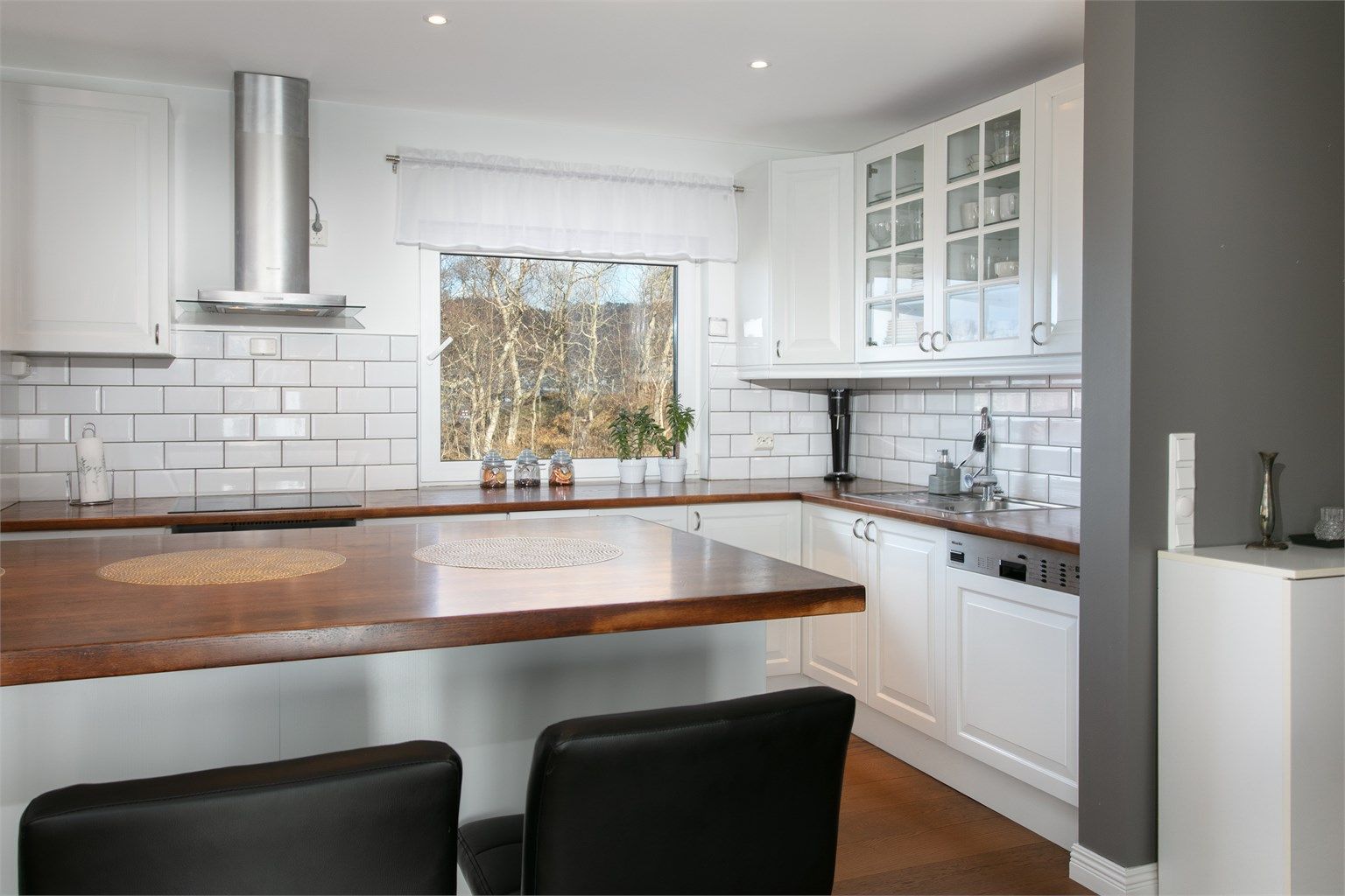 Kjøkkenet har kjøl/fryseskap, oppvaskmaskin, platetopp, micro, stekeovn, vannstoppsystem og komfyrvakt