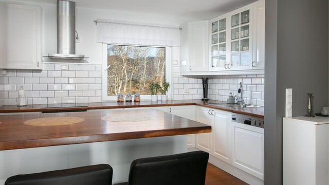 Kjøkkenet har kjøl/fryseskap, oppvaskmaskin, platetopp, micro, stekeovn, vannstoppsystem og komfyrvakt