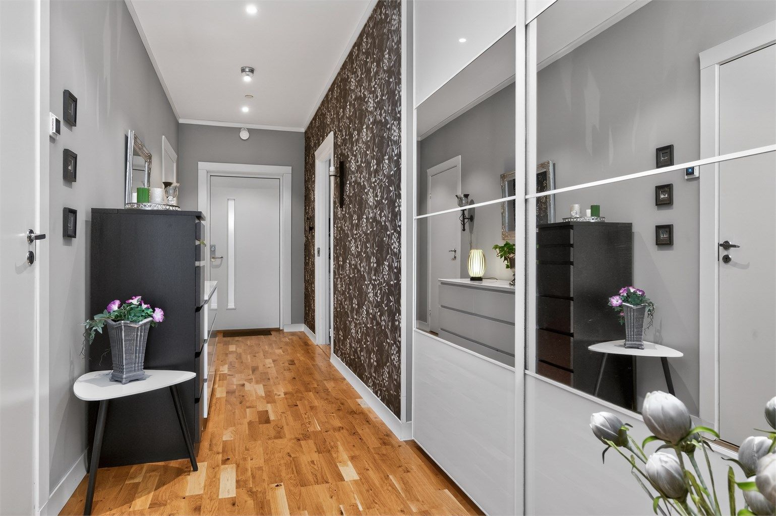 Leiligheten disponerer en parkeringsplass samt en bod på 5 kvm i felles parkeringskjeller. 