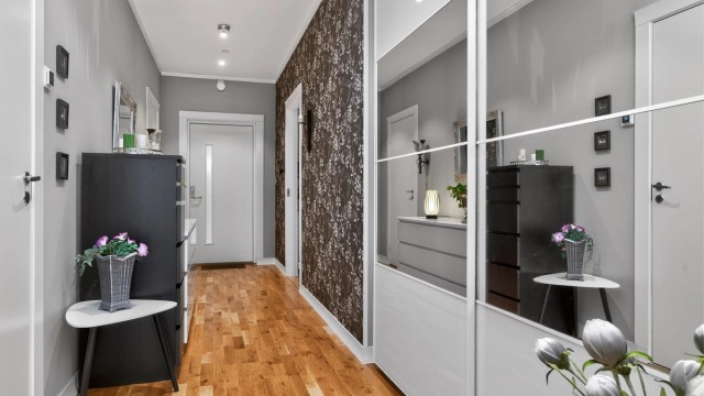 Leiligheten disponerer en parkeringsplass samt en bod på 5 kvm i felles parkeringskjeller.