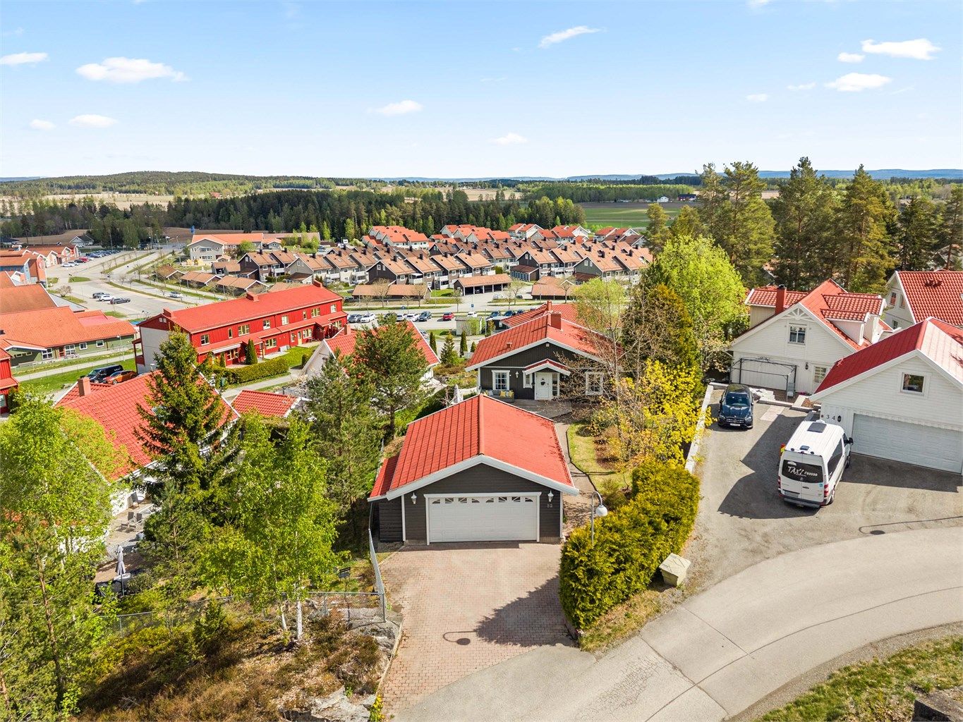 Eiendommen inkluderer en frittstående, uisolert garasje på 45 m², bygget i 2001.