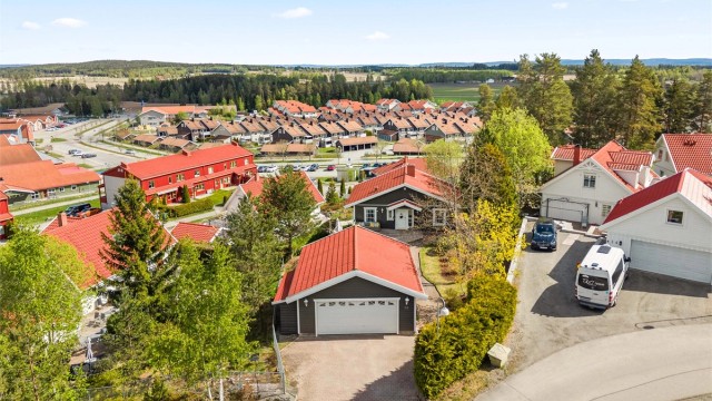 Eiendommen inkluderer en frittstående, uisolert garasje på 45 m², bygget i 2001.