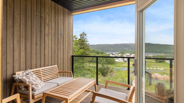 Fra stuen har man direkte utgang til en solfylt og overbygd balkong på 10 kvm med gode møbleringsmuligheter og nydelig utsikt mot Bryggerekka og fjorden. Balkongen vil på sommerstid oppleves som en fin forlengelse av stuen.