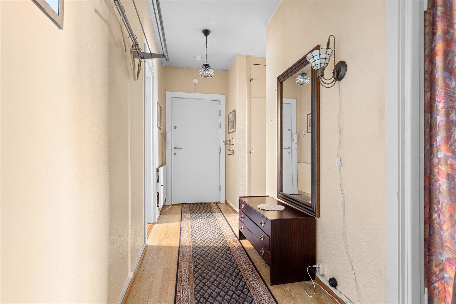 Velkommen inn! Leiligheten har en romslig entré med adkomst til alle rom. 