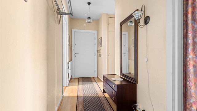 Velkommen inn! Leiligheten har en romslig entré med adkomst til alle rom.