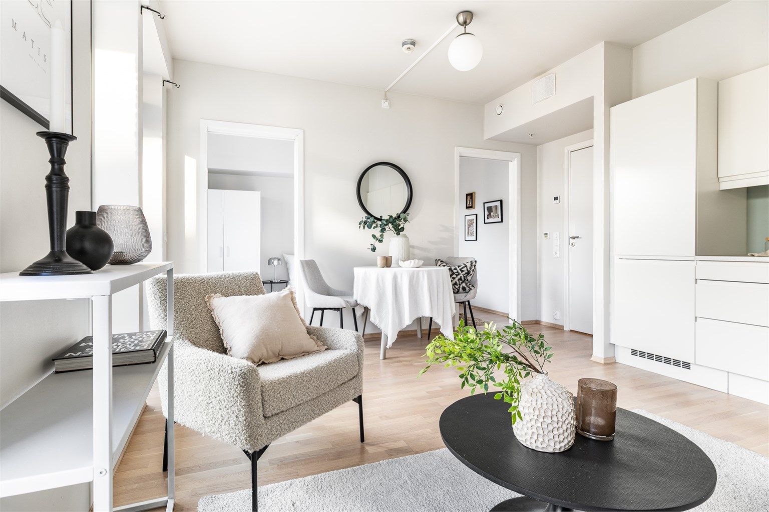 Mellom stuen og soverommet er det plassbesparende skyvedører. Disse leder direkte til hver side av en eventuell dobbeltseng.