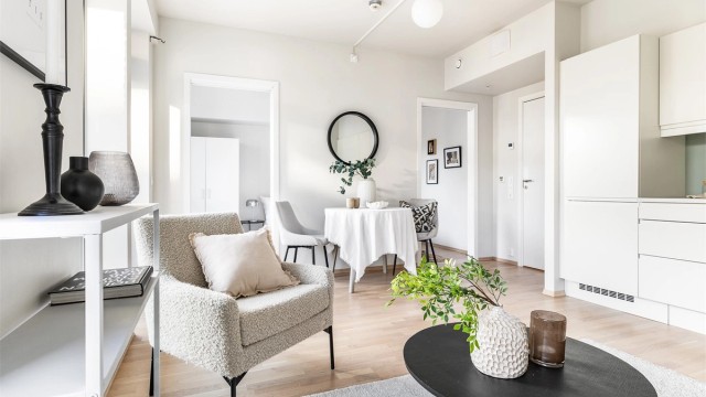 Mellom stuen og soverommet er det plassbesparende skyvedører. Disse leder direkte til hver side av en eventuell dobbeltseng.