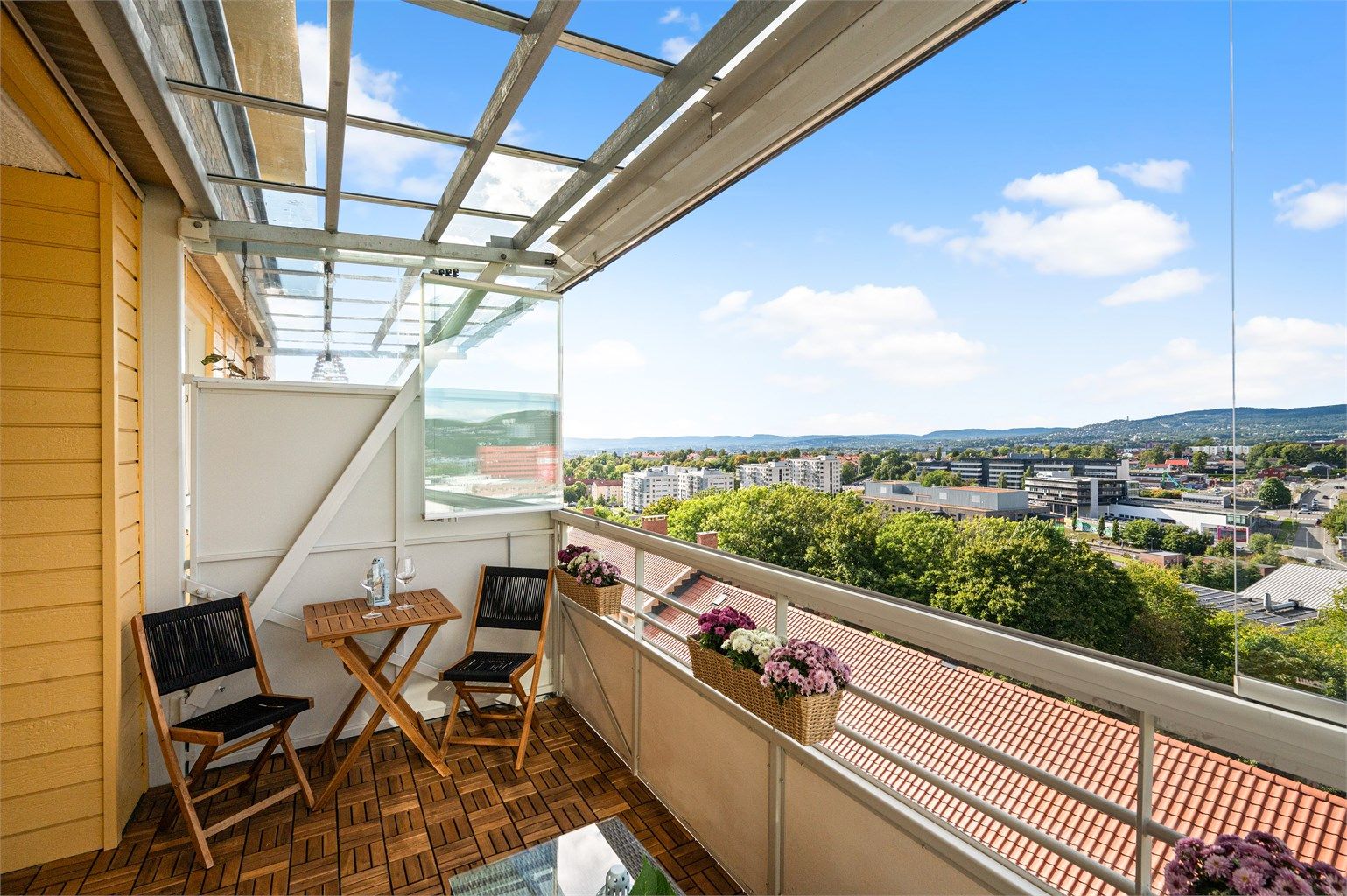 En lys og arealeffektiv leilighet med smart alkoveløsning med skyvedør, beliggende i byggets 8. etasje. 
Foto: Peter Futo v/ Cool Pics AS