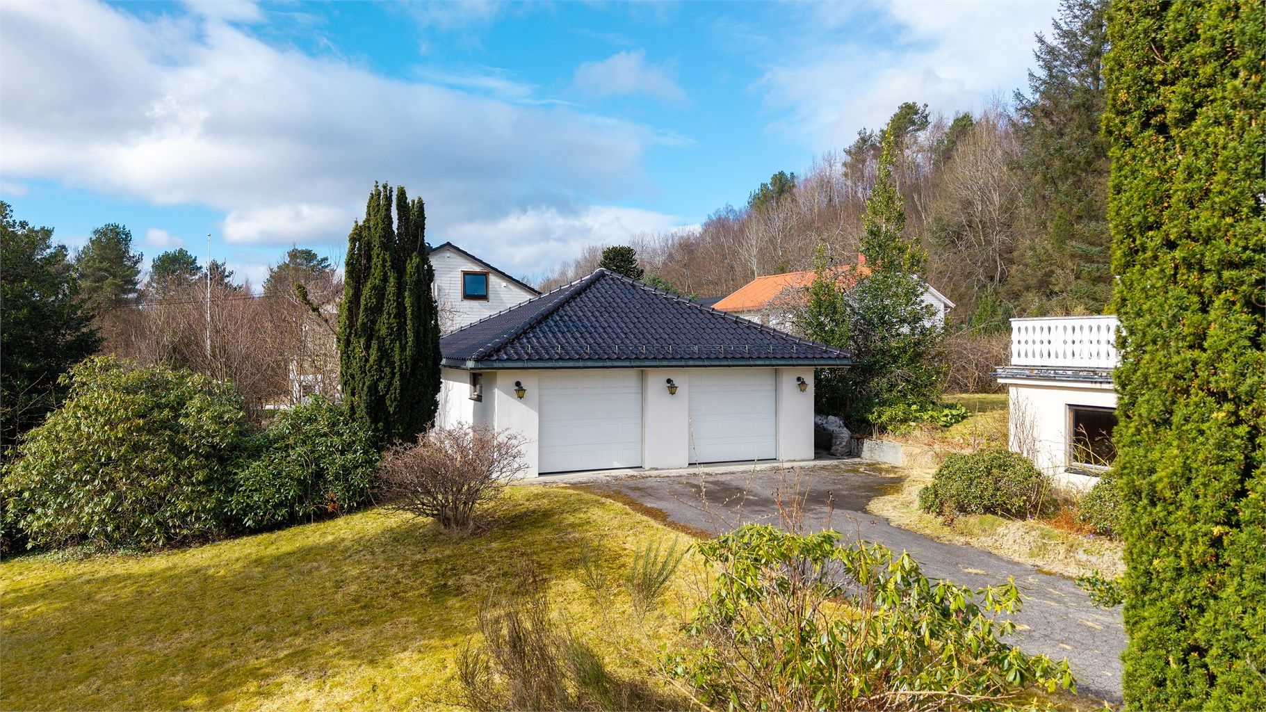 Den andre doble garasjen er på 36 m², bygget i 1986, og har også innlagt strøm og lagringshems