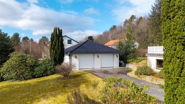 Den andre doble garasjen er på 36 m², bygget i 1986, og har også innlagt strøm og lagringshems